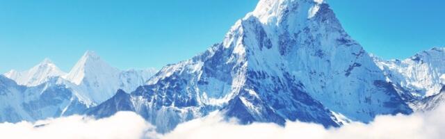 Skoro hiljadu ljudi zarobljeno na Mont Everestu (FOTO)