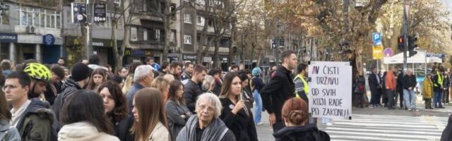 (UŽIVO) "Kojim tokom ide TOK?": Studenti traže hapšenja zbog Generalštaba, roditelji Jovine pred Ministarstvom prosvete (FOTO, VIDEO)
