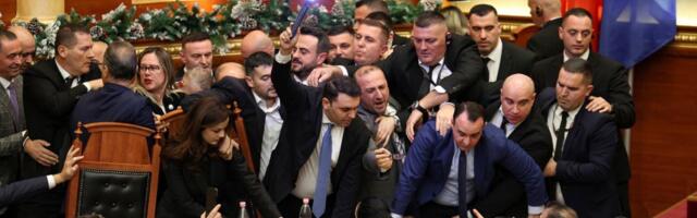 VIDEO: Tuča i baklje u albanskom parlamentu tokom glasanja za ombudsmana
