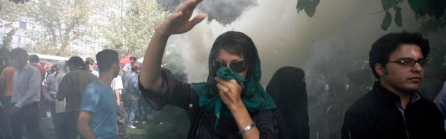 Žene u Iranu su rekle DOSTA: Snimci paljenja portreta vođe izazvali talas novih protesta širom zemlje