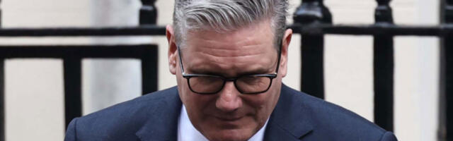 Стармер под притиском после пораза поручује – „Не повлачим се, настављам борбу”