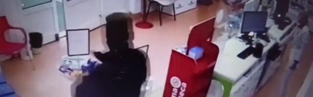 Maskirani razbojnik preplašio radnice apoteke, nisu smele da zucnu, policija ga odmah našla: Pogledajte snimak