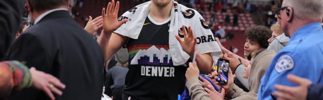 JOKIĆ SA POLA GASA PRIREDIO ŠOU! NBA liga se na poluvremenu oglasila zbog Srbina! (VIDEO)