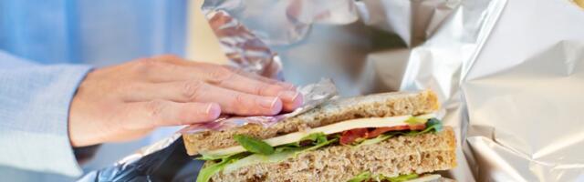 Koja strana aluminijumske folije ide na hranu - sjajna ili mat? Odgovor će vas iznenaditi