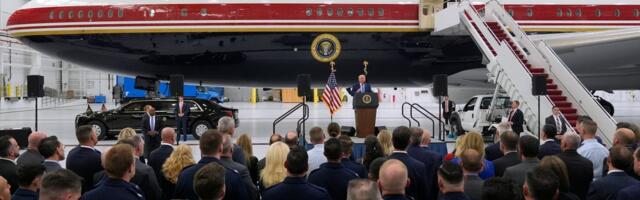 Bela kuća prestavila novi predsednički avion "Air Force One": Tramp trijumfalno sišao niza stepenice