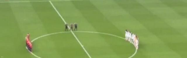 Meč Norveške i Engleske počeo na najtužniji način, čitav stadion se oprostio od preminulog fudbalera