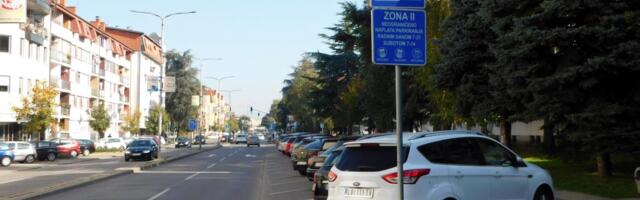 "Otišla sam da uživam, bila sam..." Potez jedne vozačice podelio Srbiju: Nepropisno parkirala, pa ostavila poruku na šoferšajbni - nastao HAOS! (FOTO)