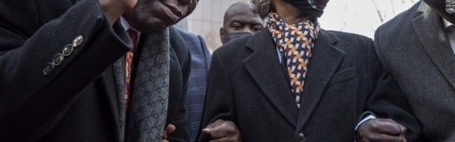 Porodica ubijenog Džordža Flojda uradila neverovatnu stvar ispred zgrade suda!