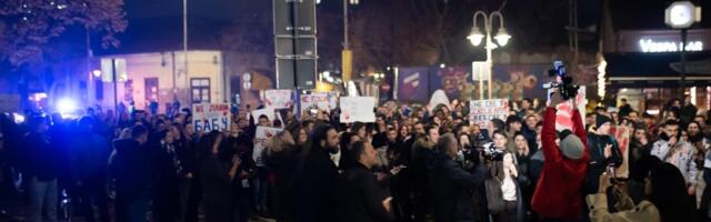 Studenti okupljeni ispred niške Skupštine - traže izvinjenje odbornika koji je rekao da ih plaća Kurti