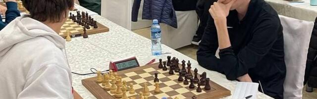 Mihailo Momčilović iz Vlasotinca osvojio dve medalje na prvenstvu centralne Srbije u šahu
