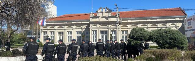 Park na keju ograđen, jake policijske snage oko Oficirskog doma i u ulicama okolo- centar Niša pred skup SNS