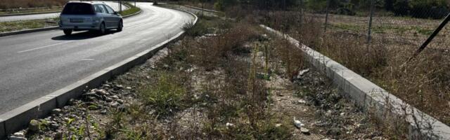 Novi bulevar u Nišu bez trotoara i pešačkog – deca do škole idu kolovozom pored deponija