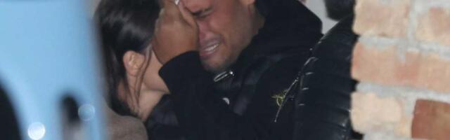 (FOTO) BOLNE SCENE ISPRED DARKOVE KUĆE U BRESTAČU! Lazić u suzama, prijatelji ga okružili, supruga Kaća ne odvaja se od njega