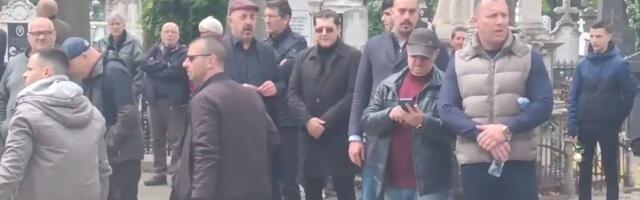 Pejović skrhan stigao na sahranu Duška Vujoševića: Pevač u crnini, porodica stiže na Novo groblje
