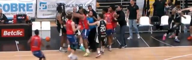 Auuu koje scene, lete pesnice! Opšti haos i tuča, čak 11 igrača isključeno (VIDEO)