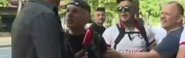 OVO JE LICE BLOKADERA! Pljuju i fizički napadaju novinare Informera, dok njihove kolege sa N1 neometano rade! (VIDEO)