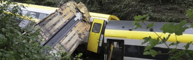 VOZ PAO SA MOSTA! Vagoni se survali sa nadvožnjaka nakon sudara - IMA POVREĐENIH!