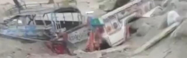 NOVI POKOLJ BLIZU GRANICE, IMA MRTVIH I RANJENIH! Eksplodirale dve bombe na putu, bile postavljene ispod saobraćajnice, aktivirane DALJINCEM! (FOTO/VIDEO)