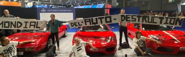 Zalepili se smrt lepkom za karoserije Ferrari modela na salonu automobila u Parizu