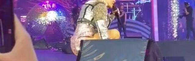 BIZARNO Gađao slavnu pevačicu pepelom svoje majke (VIDEO)