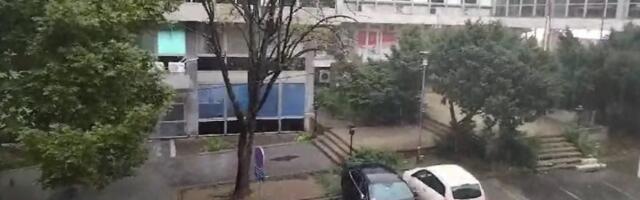 Nevreme pogodilo Beograd: Pljusak, snažan vetar i grmljavina (VIDEO)