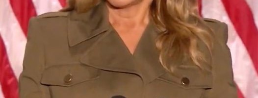 Izašla iz konzervativne faze: Melnia Trump u vatrenoj fuksija haljini Jasona Wu-a