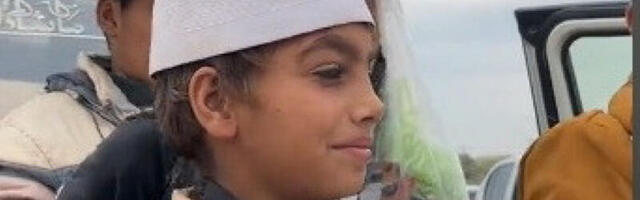 O LEPOTI OVOG DEČAKA BRUJI INTERENET: Stidljivi mališan je pogledao u kameru, nasmešio se i svi su zanemeli! (VIDEO)