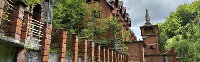 Misteriozni dvorac na pet spratova okružen lekovitim izvorima usred guste šume