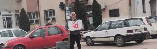 Vojkan Denić svakog dana sam protestuje u Doljevcu – podržava studente i traži pravdu