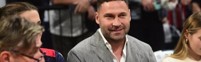 Povezivali je s Duškom Tošićem: Pevačica pokazala stomak do zuba (FOTO)