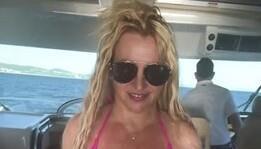 Britni Spirs u novoj epizodi piši-briši: Objavila snimak s jahte u kom skida bikini, pa otkrila da je doživela nezgodu (FOTO)