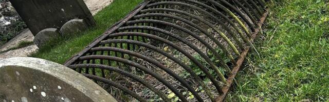 Znate li zašto su nekada na grobove postavljali gvozdene kaveze? Odgovor je morbidan, a nema veze sa vampirima