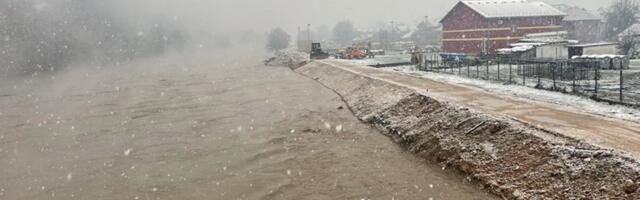 Prijepolje na udaru nabujale reke: Nadzor nadležnih službi na najvišem nivou, građani na oprezu