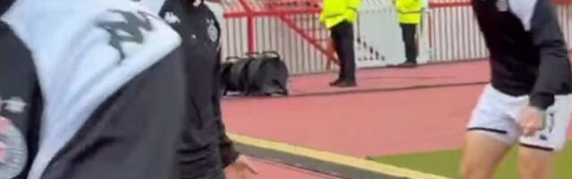 Fudbaler Partizana se umalo povredio na atletskoj stazi kad je otrčao na Jug pred večiti derbi