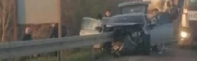 Strašna nesreća na putu Mladenovac - Topola: Zaštitna ograda prošla kroz automobil! (FOTO)