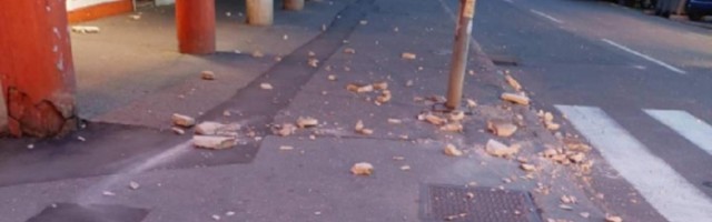 "ŠTA RADITE?" Pala fasada sa zgrade na Savskom vencu (FOTO)