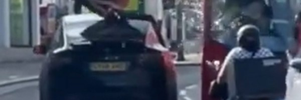 Šteta koja će ga debelo koštati - vratima novog Model X automobila u dabl-deker