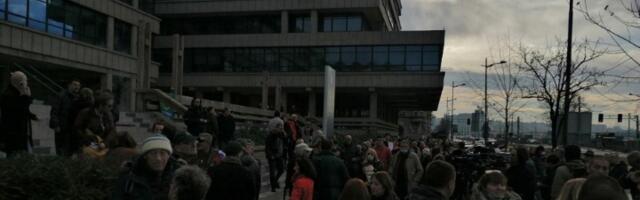 "Vučiću, lopove": Vulin stigao, građani krenuli prema Gazeli (UŽIVO)