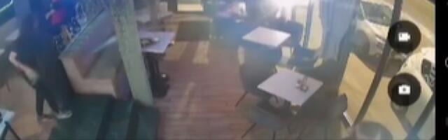 Šokirani gosti skakali sa stolica i bežali! Isplivao snimak sa Ceraka: Saobraćajni znak upao u kafić! (VIDEO)