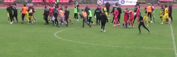 NEREDI NA MEČU PRVE LIGE SRBIJE: Utakmica Vršca i Voždovca završena incidentima i crvenim kartonima! (VIDEO)