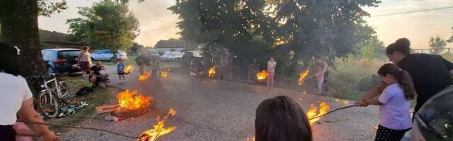 Uoči Petrovdana gorele lile širom Srbije: Građani čuvaju jedan od najlepših srpskih običaja (FOTO)