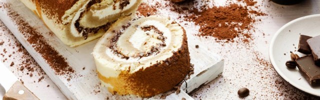 Tiramisu rolat sa piškotama i krem sirom je novi oblik ove poslastice koja će vas odmah osvojiti