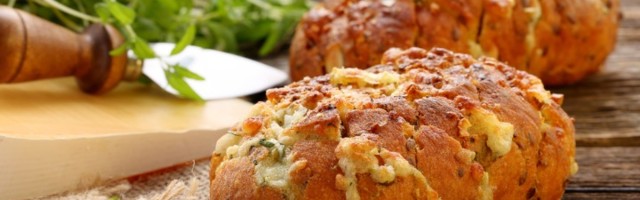 Stari hleb punjen šunkom, sirom i jajima