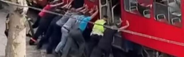 TRAMVAJ ISPAO IZ ŠINA: Nekoliko građana guranjem pokušali da ga vrate (VIDEO)