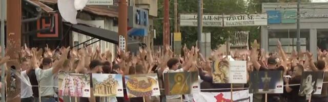 Grupa mladića sprečava ulazak u Dorćol plac, gde večeras počinje "Mirdita"