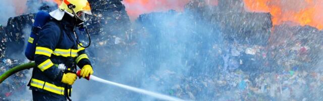 Gori zgrada u Beogradu: Plamen zahvatio krov (FOTO)