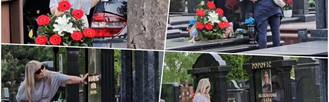 SUZANA JOVANOVIĆ DONELA TORTU I CVEĆE NA GROBLJE: Saša Popović bi danas  napunio 71. godinu: Udovica skinula crninu, a oni sve vreme uz nju (FOTO/ VIDEO)