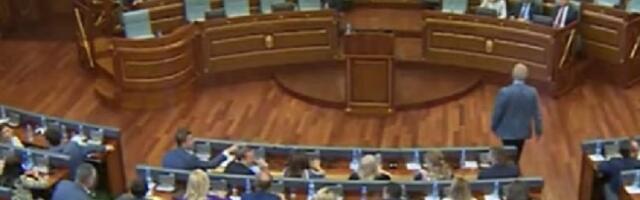 Poslanici Srpske liste se zakleli da će čuvati "suverenitet Kosova": Zakletvu potpisali "tajno" da ih ne bi snimile kamere (FOTO)