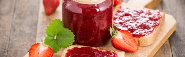 Slatke zvezde juna: domaći džem od jagoda sa začinom iz snova