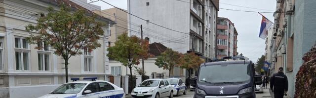 Kod mladića pronađene droga i bomba, policija mu stavila lisice na ruke